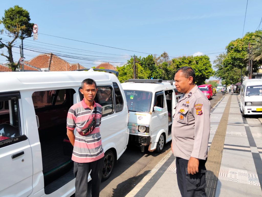 Unit Samapta Polsek Cikole Laksanakan Patroli dan Dialogis dengan Warga