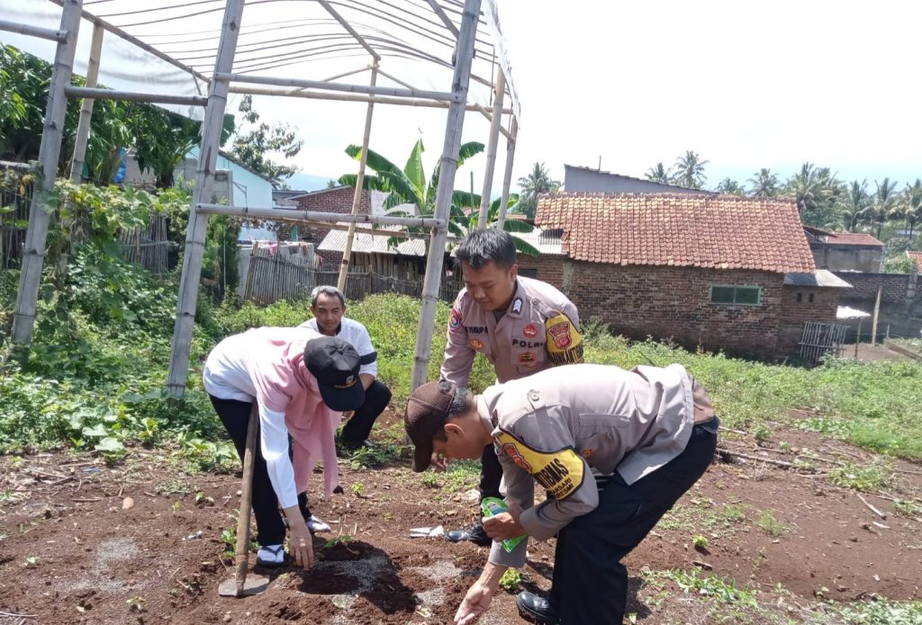 Polsek Banyuresmi Dampingi Kelompok Wanita Tani Dalam Upaya Dukung Program Ketahanan Pangan