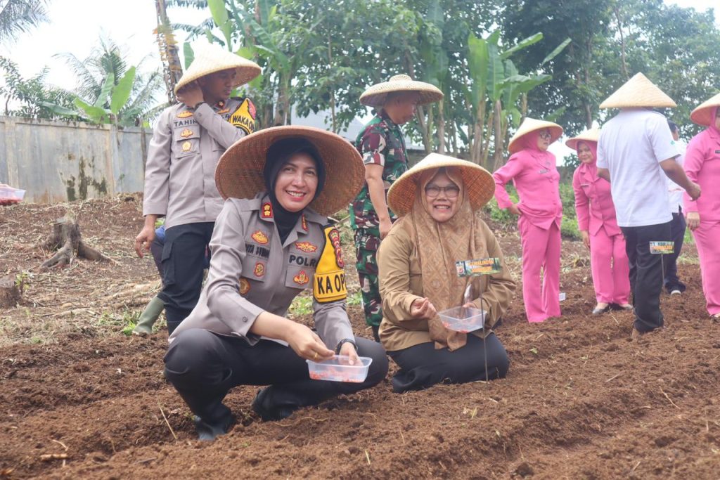 Dukung Asta Cita Presiden RI, Polres Sukabumi Kota Tanam 5000 Bibit Jagung di Mapolsek Warudoyong