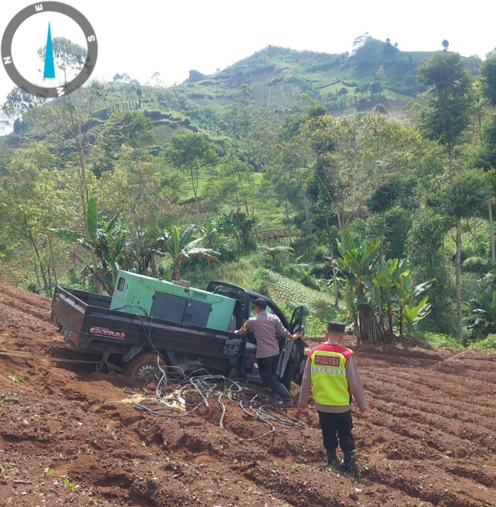 Polsek Banjarwangi Cek TKP Kecelakaan Tunggal Mobil Pickup