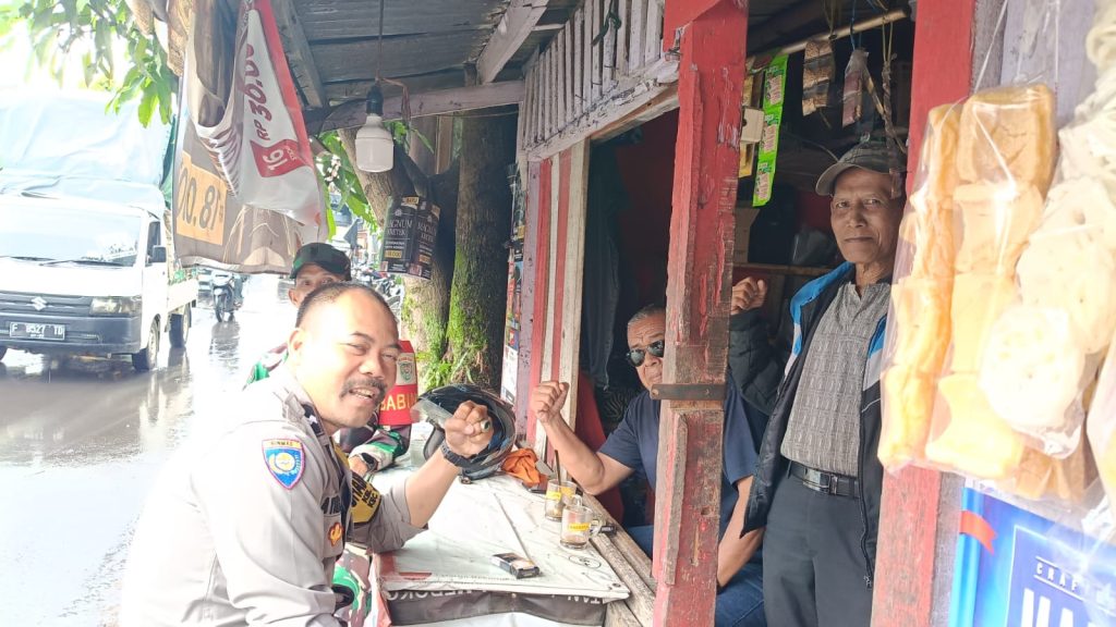 Datangi Warga Langsung, Babinkamtibmas Berikan Himbauan Gukamtibmas