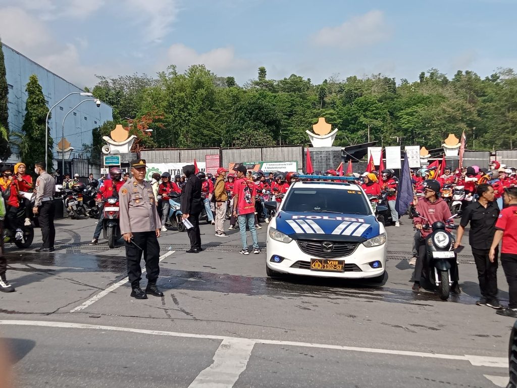 Ratusan Personel Polres Garut Jaga Unjuk Rasa Buruh