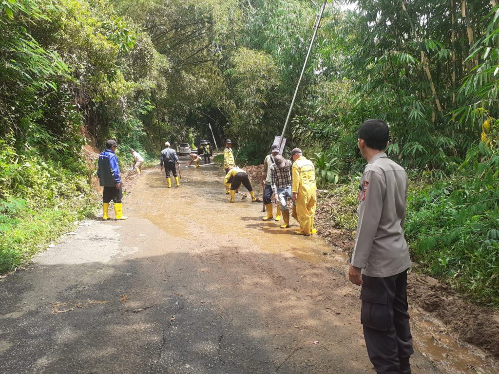 Polsek sukaraja dan warga datangi adanya longsor