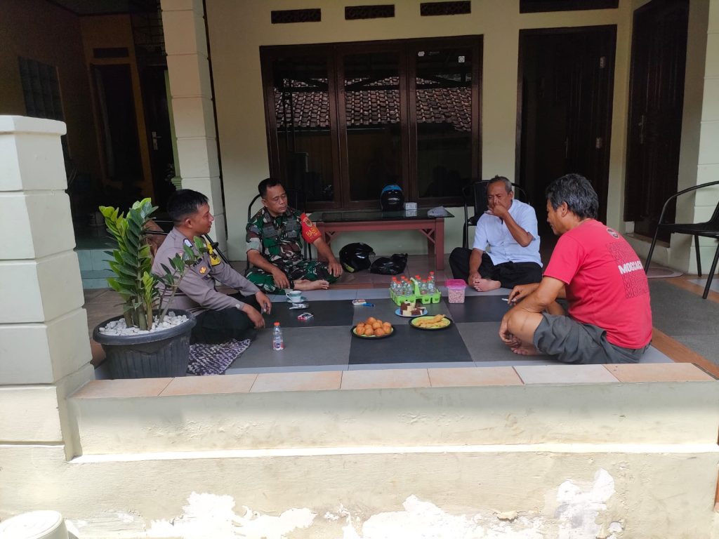 Polsek Gunungguruh Bersinergi dengan Babinsa Sambangi Warga