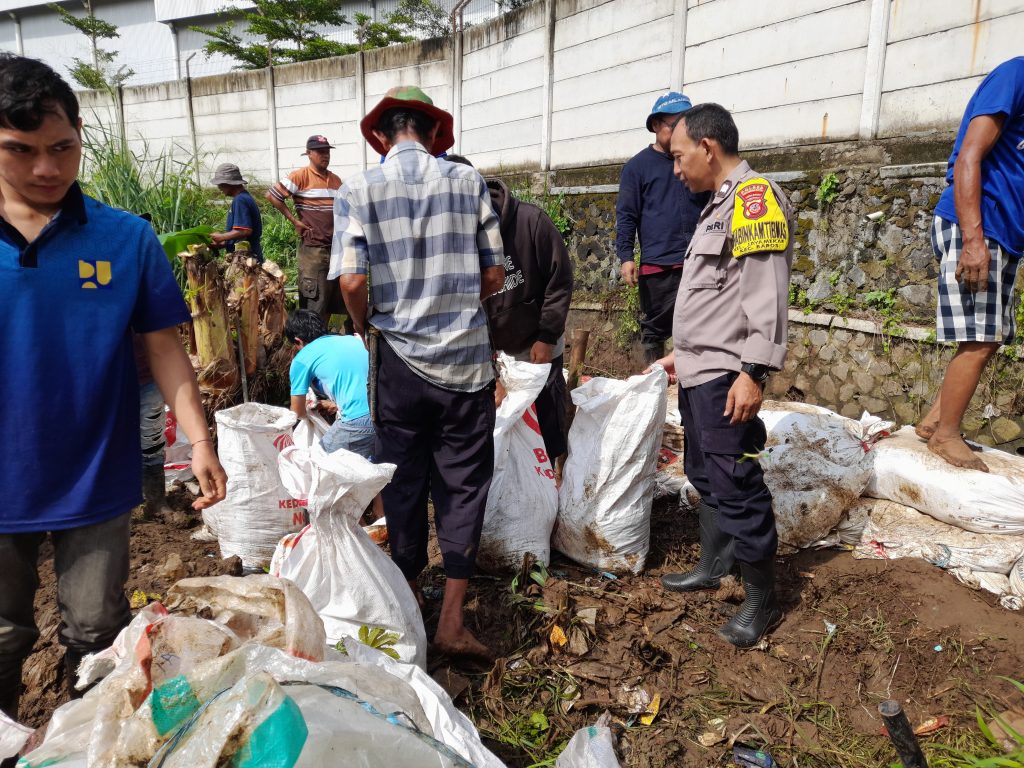 Jalin Kehangatan dan Kebersamaan, Bhabinkamtibmas Polsek Baros Gelar Kerja Bakti  dengan Warga Ciwaringin