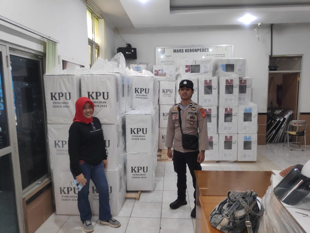 Polsek Kebonpedes Pengawalan Distribusi Surat Suara Dari Gudang Logistik KPU