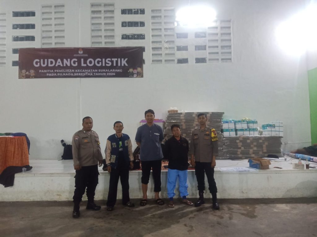 Personil Polsek Sukalarang Amankan Logistik Pilkada di Gudang PPK