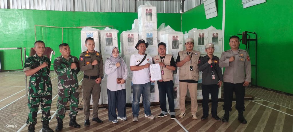 Personel Polsek Cireunghas Laksanakan Pengamanan Logistik Pilkada di Kantor PPK