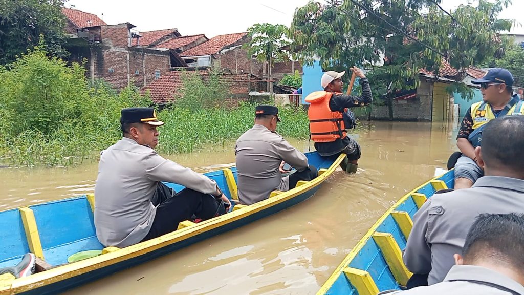 Wakapolresta Bandung Tinjau Lokasi Banjir di Kecamatan Dayeuhkolot