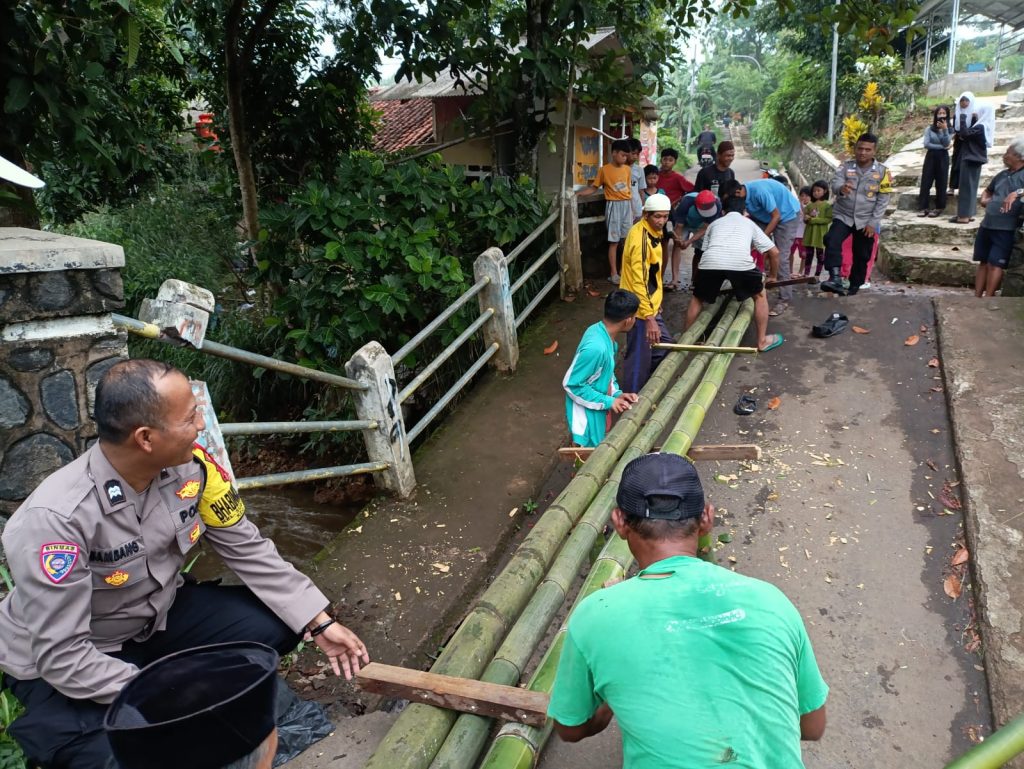 Kompak Dalam Kebersamaan. Bhabinkamtibmas Polsek Baros  dan Warga Gotong royong bangun Jambatan Darurat