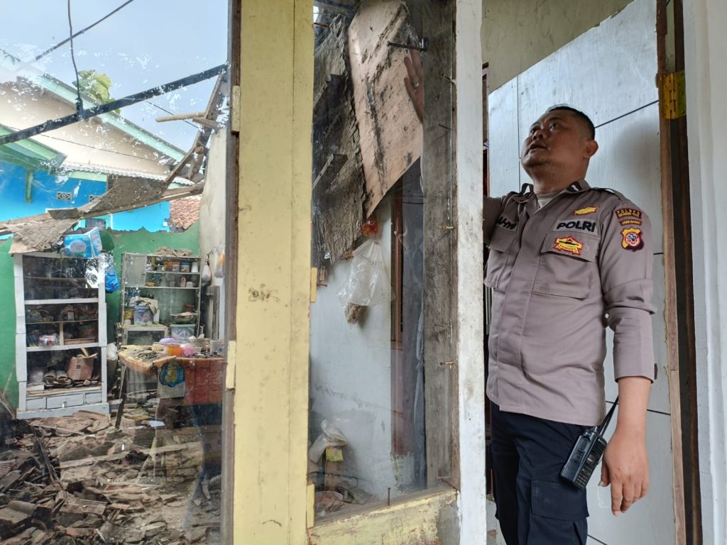 Polsek Sukaraja Laksanakan Liat Rumah Warga Yang Roboh