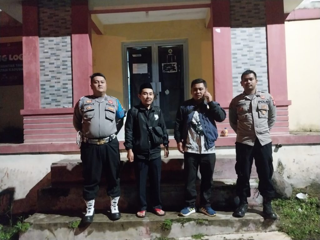 Polsek Kadudampit melaksanakan patroli