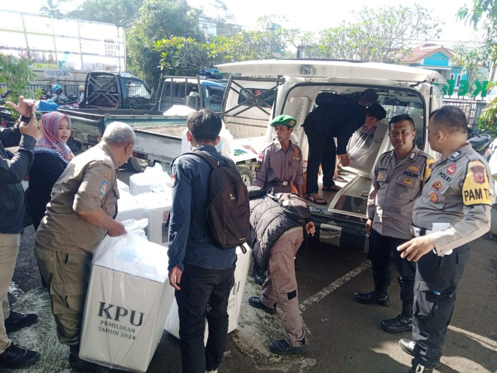 Anggota Pam TPS Polsek Kebonpedes Mengawal Distribusi Kotak Surat Suara Dari PPK Kebonpedes Ke PPS