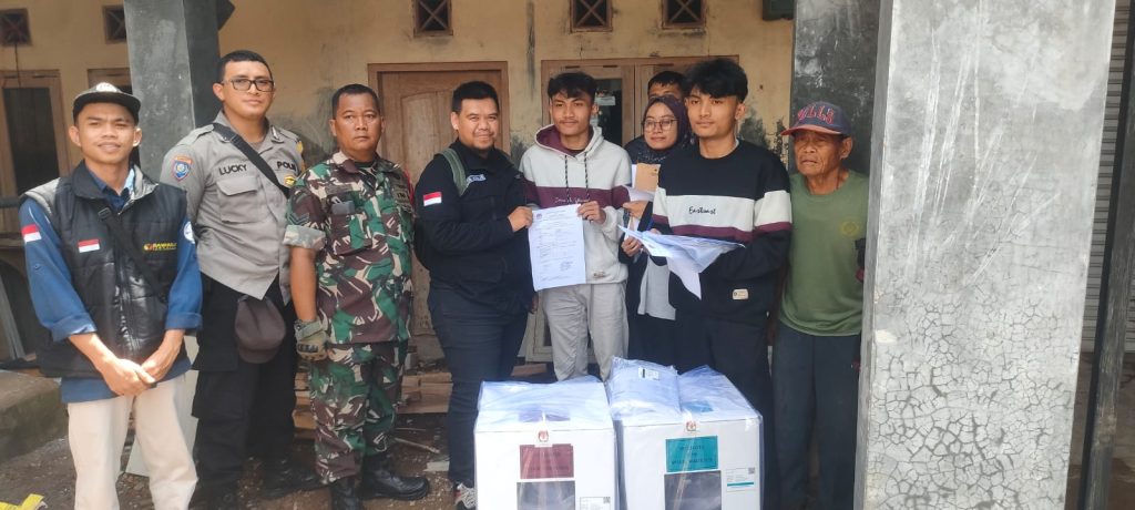 Anggota Pam TPS Polsek Cibeureum Mengawal Distribusi Kotak Surat Suara Dari PPK Ke Masing masing TPS di wilkum Polsek Cibeureum