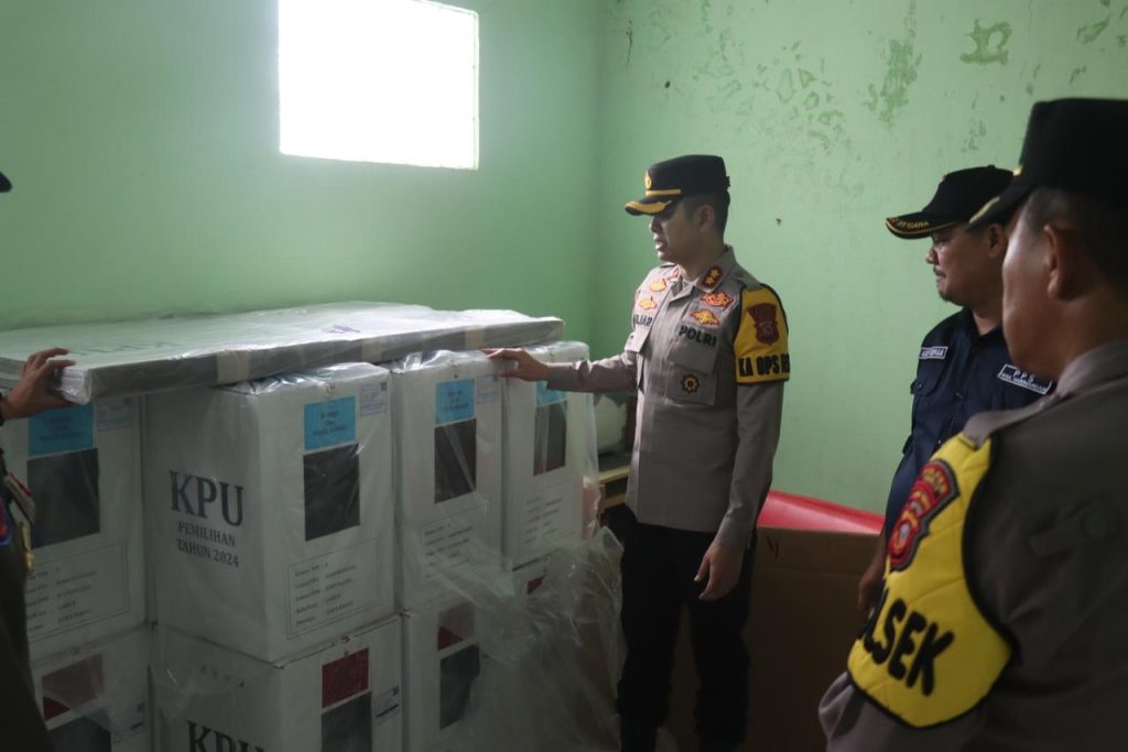 Kapolres Garut Cek TPS untuk Pastikan Pilkada Aman dan Kondusif