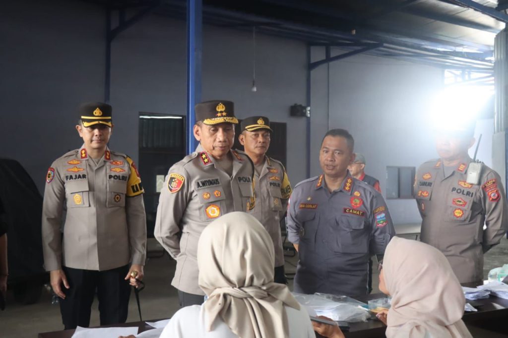 Kapolda Jabar dan Pangdam III Siliwangi Cek Pelaksanaan Pemungutan Suara di Kabupaten Garut