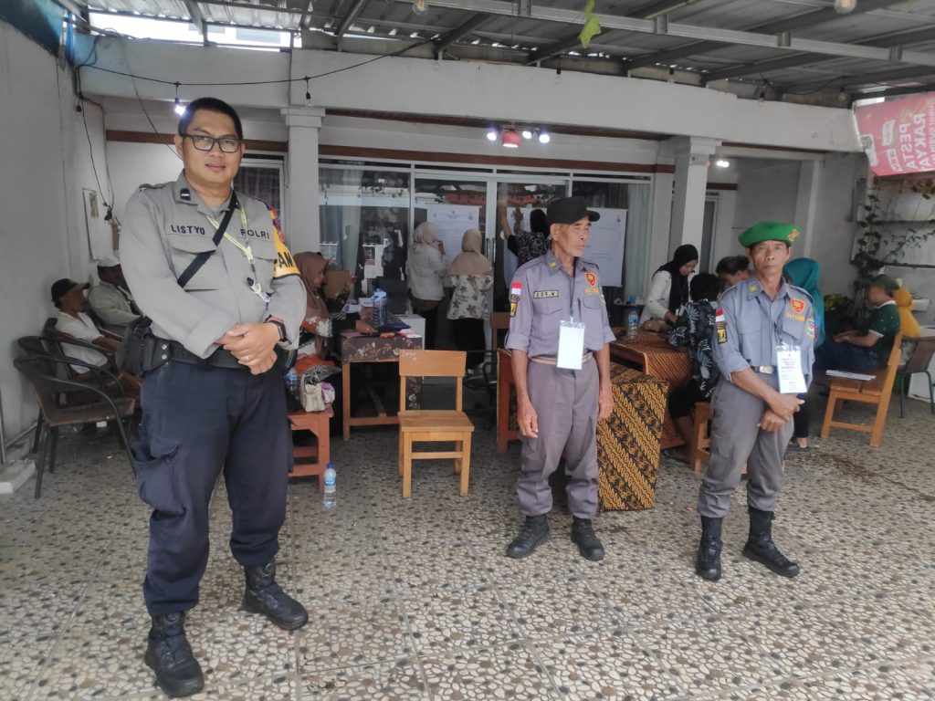 Polsek Kebonpedes Gelar Pengamanan Pemungutan Surat Suara di TPS Wilayah Kecamatan Kebonpedes, Pastikan Berjalan Dengan Aman Dan Kondusif