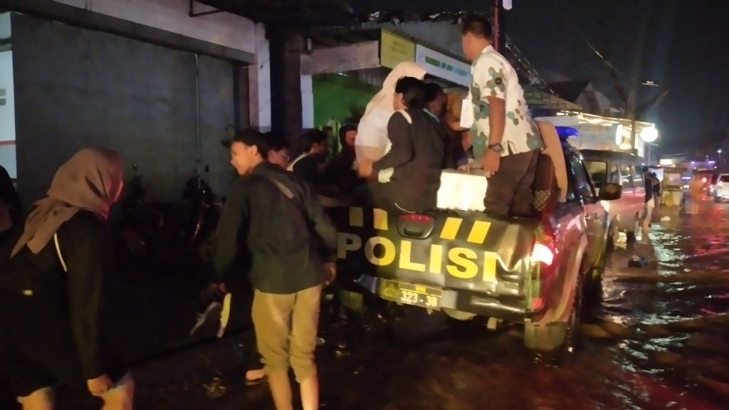 Akses Jalan Banjir, Polsek Baleendah Bantu Evakuasi Kotak dan Surat Suara dari TPS ke Gudang PPS