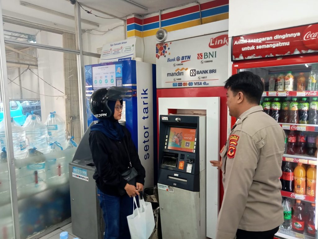 Pantau Dan Cek Mesin ATM oleh Anggota patroli   Polsek Lembursitu-Polres Sukabumi Kota