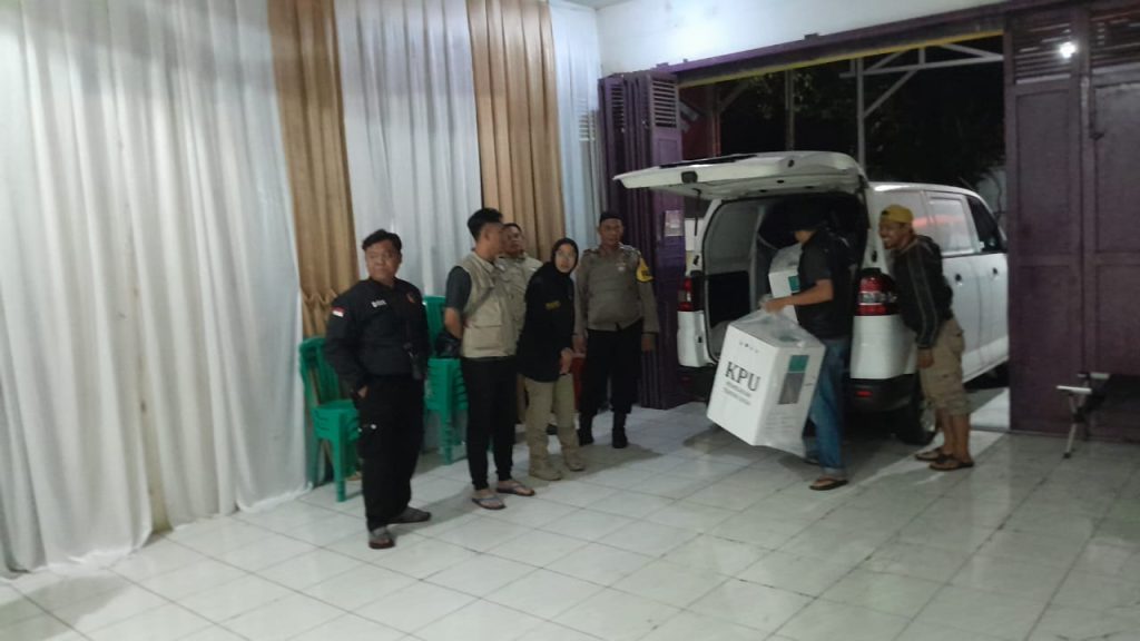 polsek Baros sigap amankan pengawalan dan penggeseran Kotak suara Gudang PPK