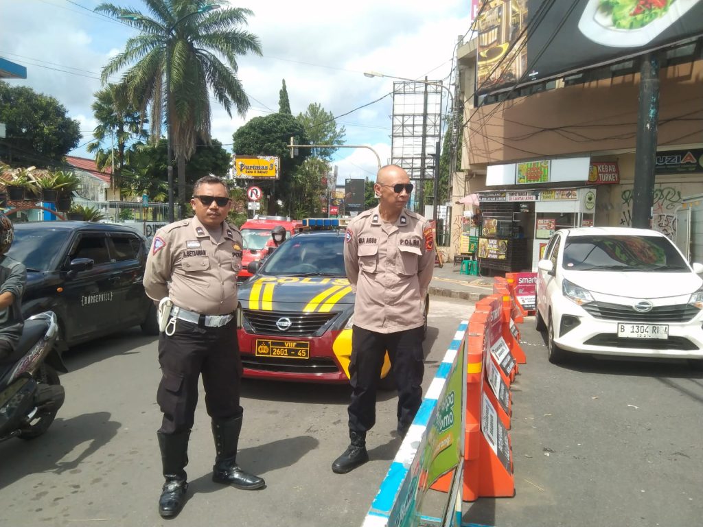 Polsek Cikole Laksanakan Patroli Dialogis Dengan Warga