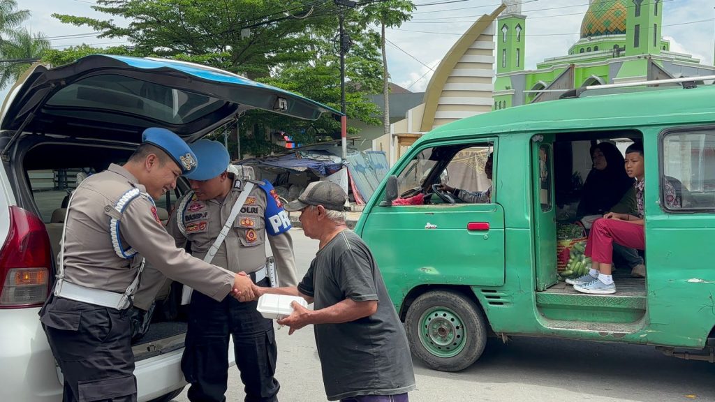 Baksos Si Propam Polres Garut, Berikan Bantuan Kepada Orang Kurang Mampu