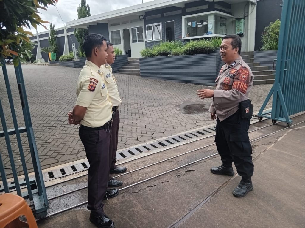 Sambangi Perusahaan PT. SCM Unit Samapta Polsek Lembursitu  Patroli Dialogis Dengan Petugas Satpam, Sampaikan Himbauan Kamtimbas