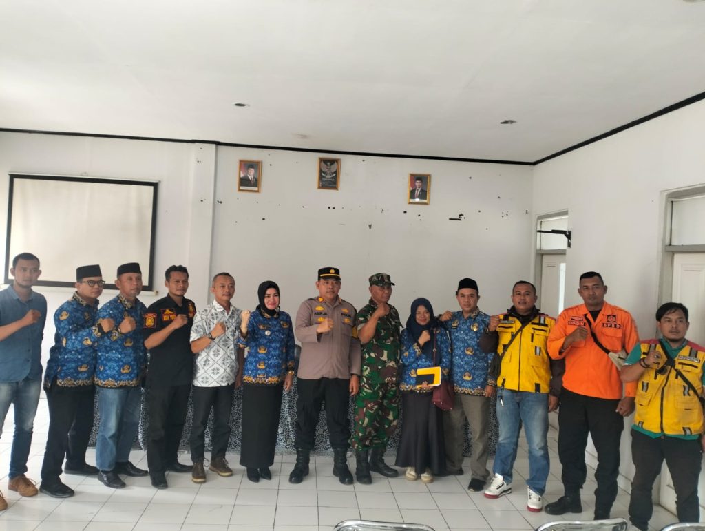 Kapolsek Sukalarang Hadiri Rapat Koordinasi Persiapan Rekapitulasi Pilkada Serentak 2024 Tingkat Kecamatan