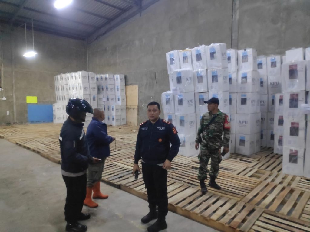 Polsek Kebonpedes Pengamanan Dan Pengawalan Hasil Rekapitulasi Pilkada 2024 Dalam Rapat Pleno PPK Kecamatan Kebonpedes ke Gudang Logistik KPU Kabupaten Sukabumi