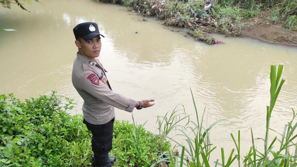 Polisi Evakuasi Korban Tenggelam di Sungai Cilaut Ereun