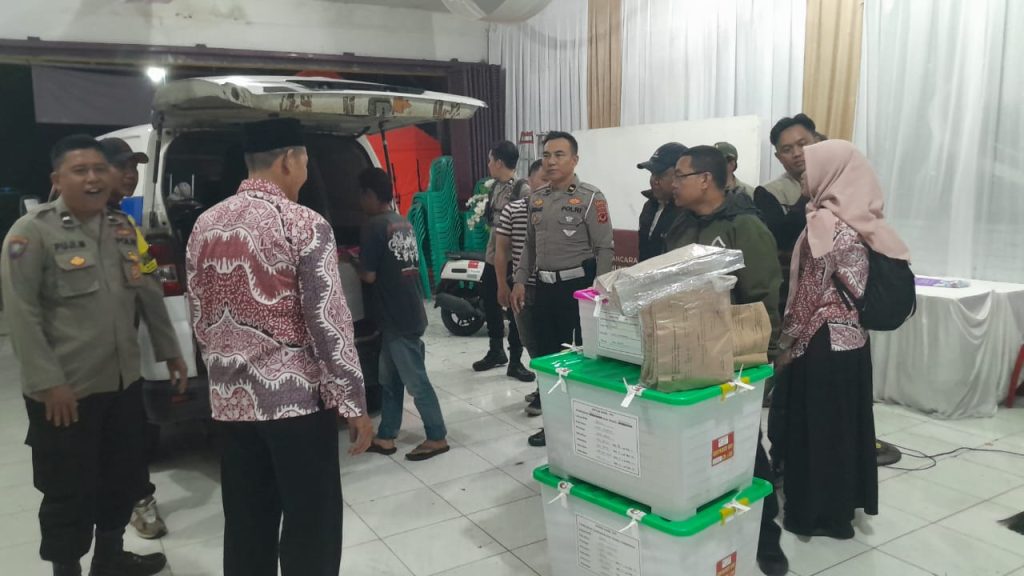 Kawal hasil Pleno Ke KPU Kota Sukabumi. Kapolsek baros Pastikan Kondusif