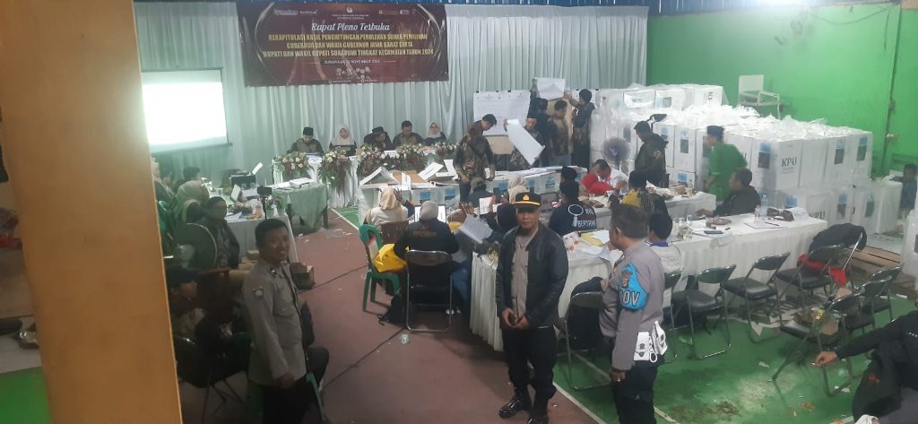 Kapolsek Sukaraja beserta anggota Polsek Sukaraja memberikan pengamanan hingga malam, secara intensif pada sekretariat PPK kecamatan Sukaraja kabupaten Sukabumi