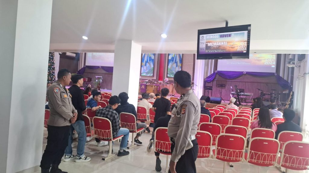 Personil Polsek Sukalarang Laksanakan PAM Ibadah Kebaktian di Gereja, Kristen Indonesia (GKI) Penginjil Kota Sukabumi