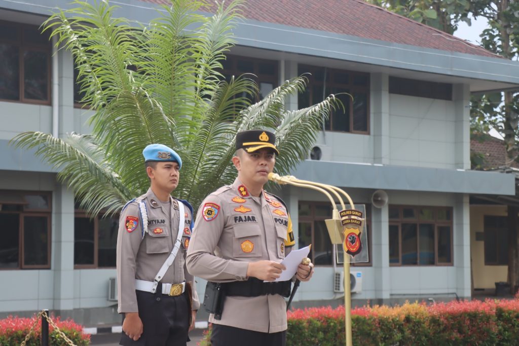 Kapolres Garut Berikan Penghargaan Kepada Personel Berprestasi