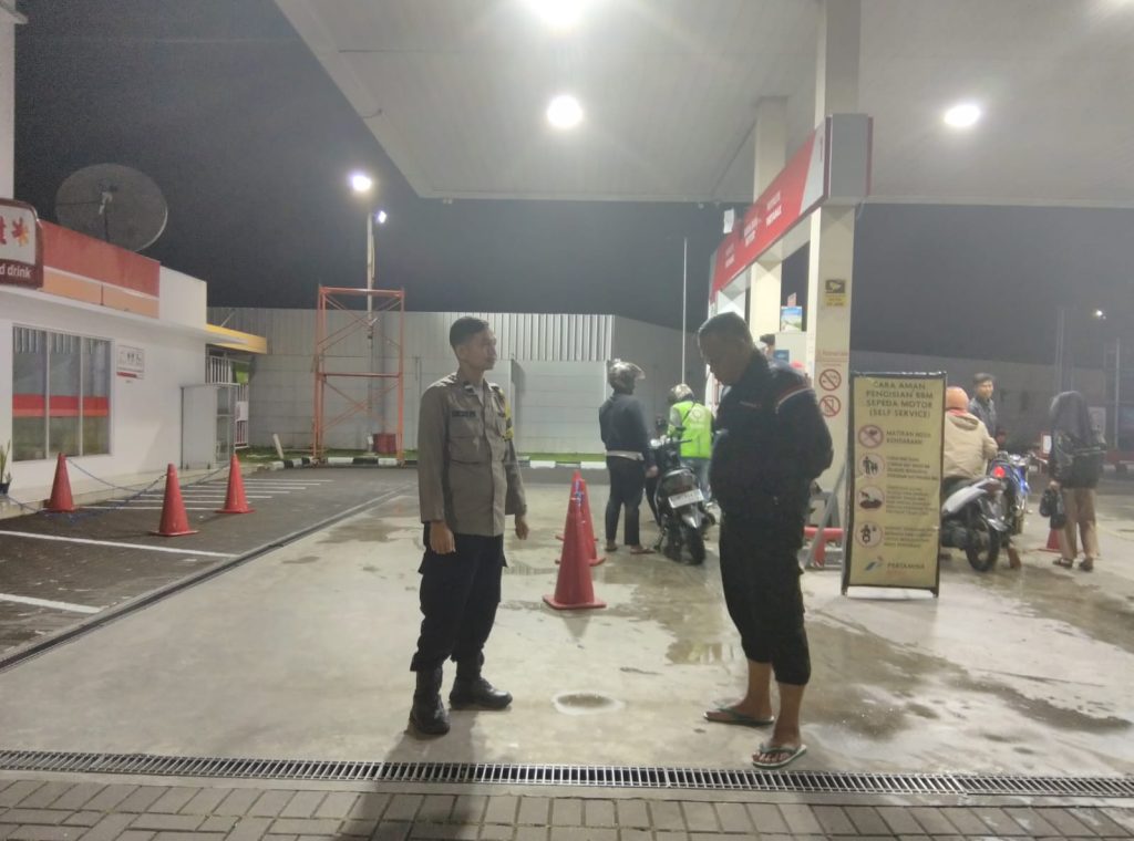 Kapolsek Citamiang Patroli Dialogis dan Sambangi Security SPBU Pertamina Kota Sukabumi.