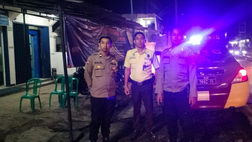 Personil Samapta Polsek Sukalarang Patroli Malam Hari Sambangi ATM BRI Cegah Kejahatan Perbankan