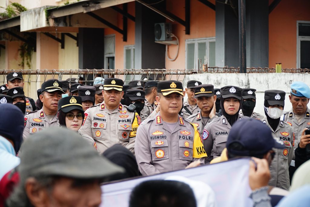 Polresta Bandung Lakukan Pengamanan Unjuk Rasa Gerakan Aksi Masyarakat Peduli Demokrasi di Bawaslu