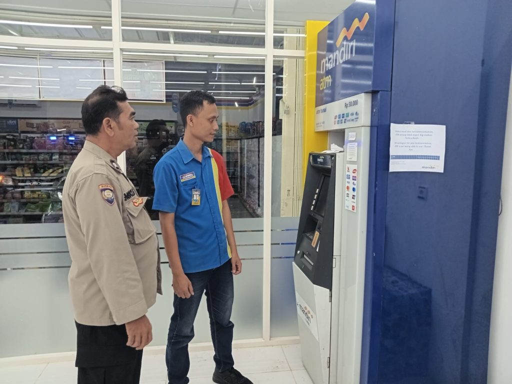 Pantau Dan Cek Mesin ATM oleh Anggota patroli   Polsek Lembursitu