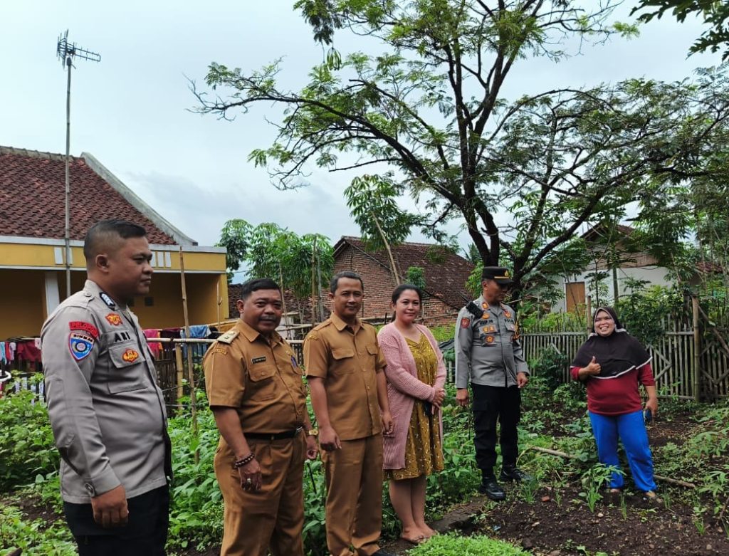 Polsek Banyuresmi Dampingi Kelompok Wanita Tani (KWT) Dalam Tanaman Pekarangan Pangan Bergizi