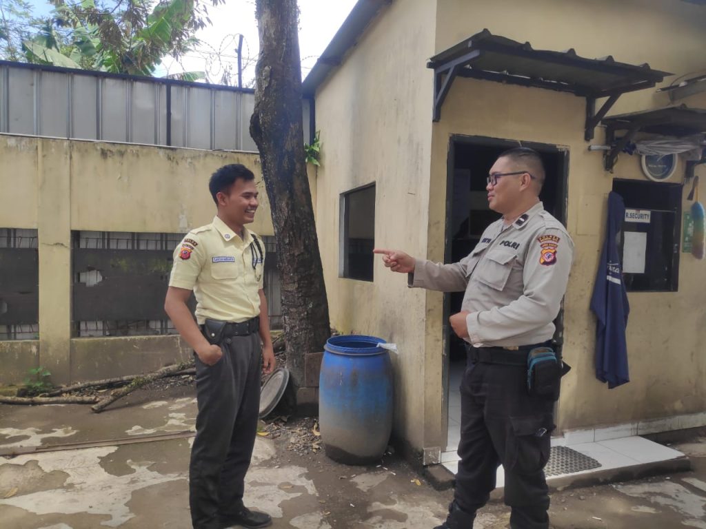 Unit Patroli Samapta Polsek Kebonpedes Himbau Satpam Tingkatkan Kewaspadaan