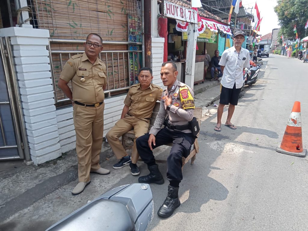 Bhabinkamtibmas Polsek Lembursitu Sinegritas bersama unsur terkait dari pihak kelurahan sindangsari