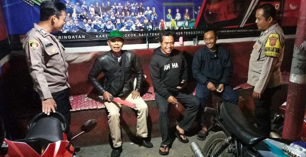 Patroli Strong Point Malam Pasca Pilkada Serentak 2024 Dialogis Dengan Masyarakat Wujudkan Situasi Kamtibmas Yang Aman