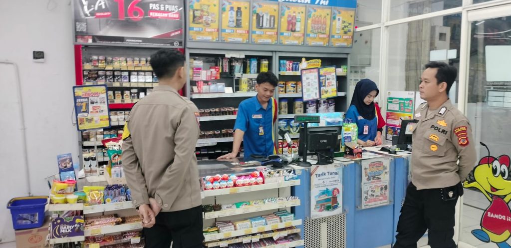 Polisi Sektor Sukalarang Patroli Malam Sambangi  Minimarket Dialogis Dengan Karyawan Dan Masyarakat