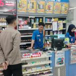 Polisi Sektor Sukalarang Patroli Malam Sambangi  Minimarket Dialogis Dengan Karyawan Dan Masyarakat