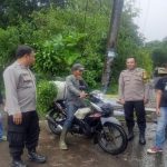 Patroli Dialogis Bersama Warga Desa Anggota Polsek Cireunghas Himbau Warga Jaga Kamtibmas dan Keselamatan di Musim Hujan