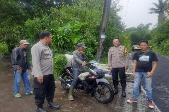 Patroli Dialogis Bersama Warga Desa Anggota Polsek Cireunghas Himbau Warga Jaga Kamtibmas dan Keselamatan di Musim Hujan