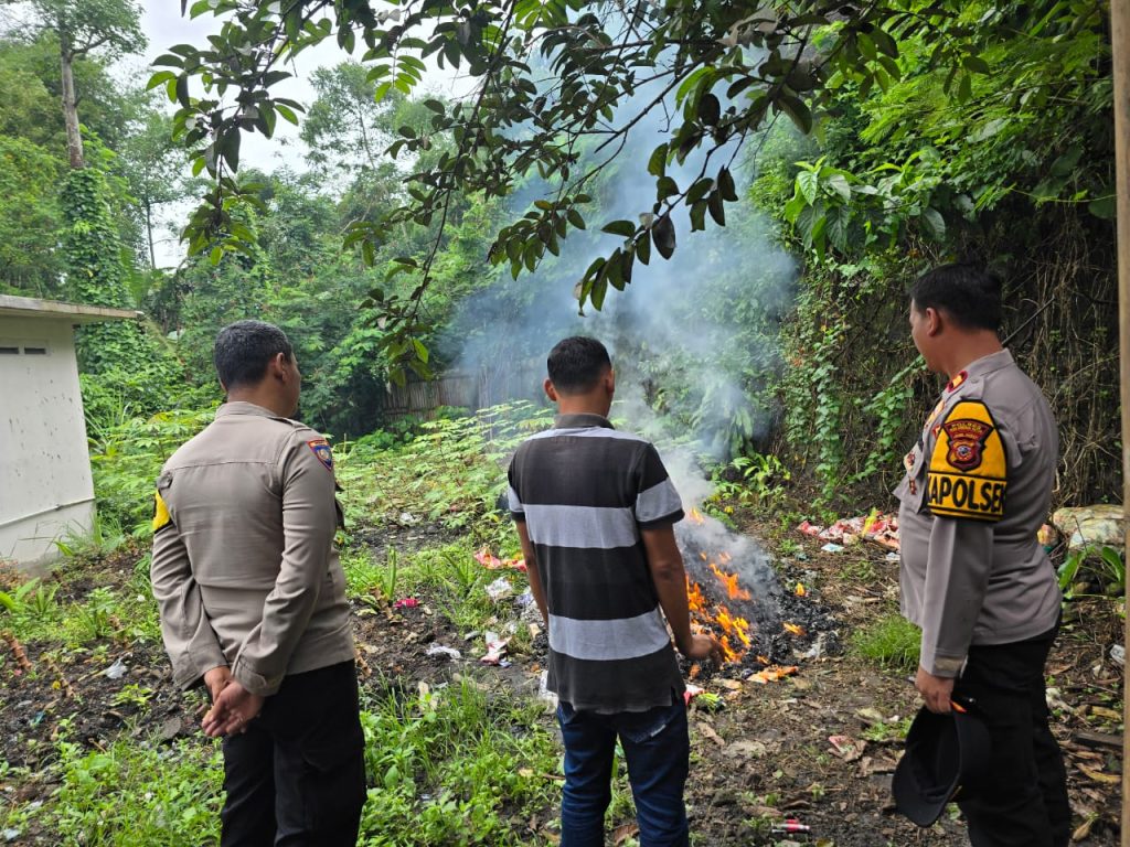 Demi Lindungi Konsumen, Kapolsek Sukabumi Dampingi Pemusnahan Makanan Kadaluarsa