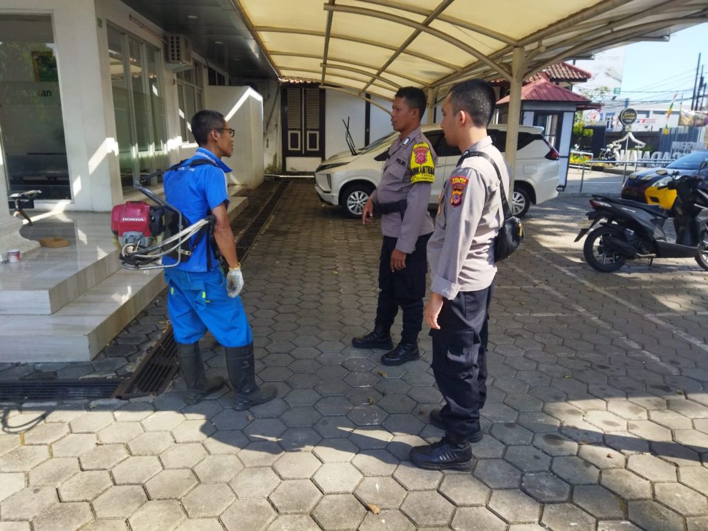 Guna menciptakan keamanan dan kondusif, Kapolsek Citamiang Patroli Dialogis dan Sambangi Warga.