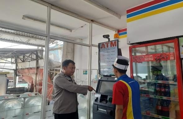 Cegah Gangguan Kamtibnas Di Mini Market, Polsek Cireunghas Laksanakan Patroli Dialogis