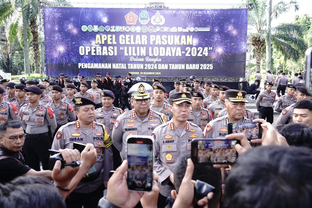 KAPOLDA JABAR PIMPIN APEL GELAR PASUKAN OPERASI LILIN LODAYA 2024 DI GEDUNG SATE BANDUNG